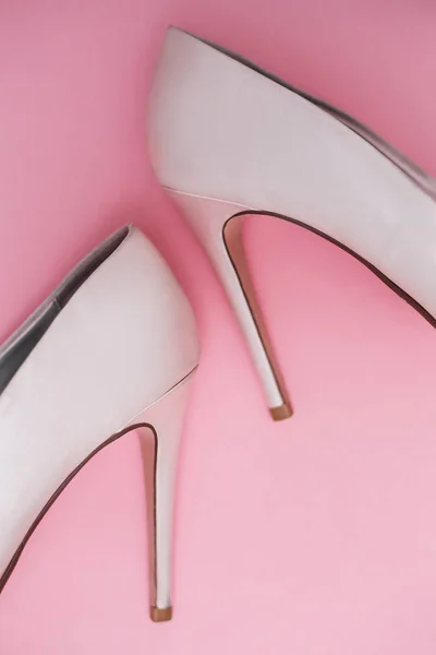 Стильная розовая обувь на розовом фоне — стоковое фото