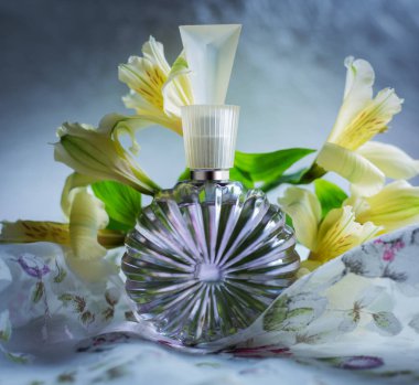 Sarı çiçeklerle parfüm