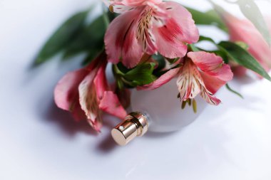 parfüm sprey şişesi pembe çiçekli