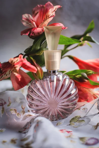 Frasco de spray de perfume com flores rosa — Fotografia de Stock