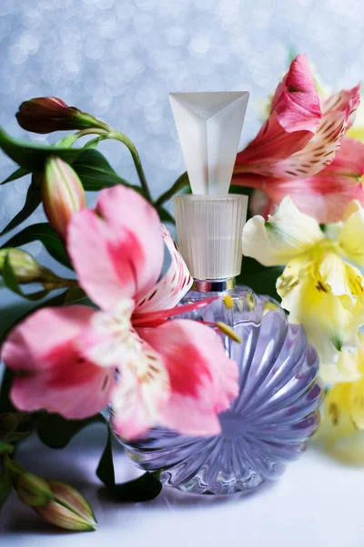 Garrafas de perfume com flores — Fotografia de Stock