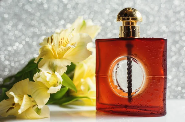 Parfum met gele bloemen — Stockfoto