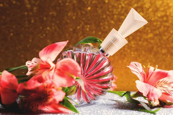 Perfume femenino con flores rosas — Foto de Stock