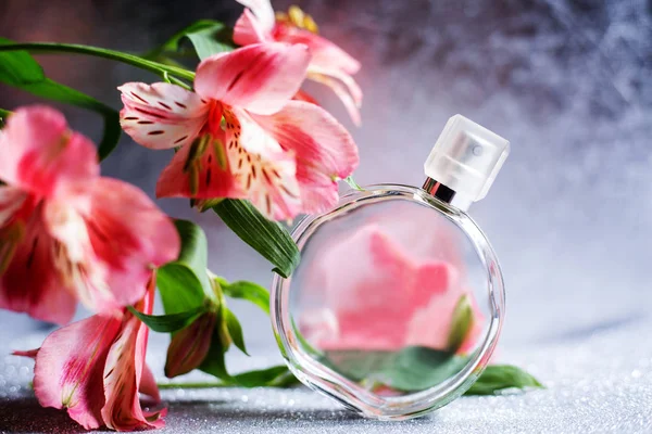 Kobiet biały perfumy z różowe kwiaty — Zdjęcie stockowe