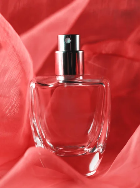 Láhev parfému na růžovém pozadí — Stock fotografie