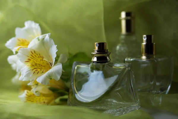 Parfüms mit Blumen — Stockfoto