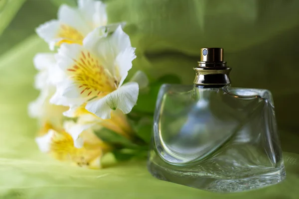 Parfüm mit gelben Blüten — Stockfoto