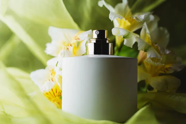 Ženský parfém s květinami — Stock fotografie