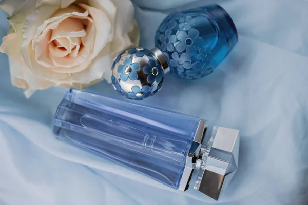 Zwei blaue Parfüms — Stockfoto