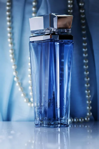 Niebieski perfumy z perłami — Zdjęcie stockowe