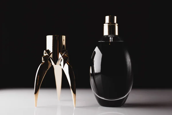 Frasco de perfume elegante em preto — Fotografia de Stock