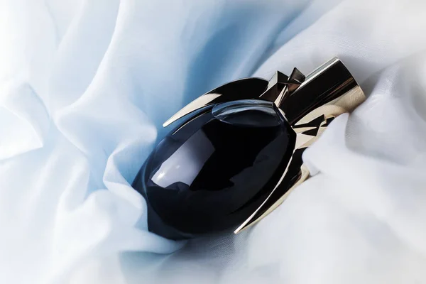 Czarne perfumy — Zdjęcie stockowe