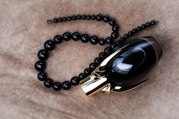 Černý parfém s perlami — Stock fotografie