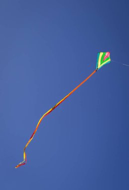 mavi bir gökyüzü karşı uçan uçurtma