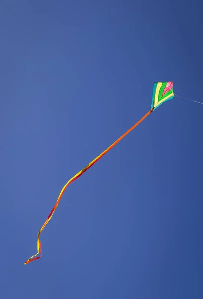 Kite flying against a blue sky — Stock Photo, Image