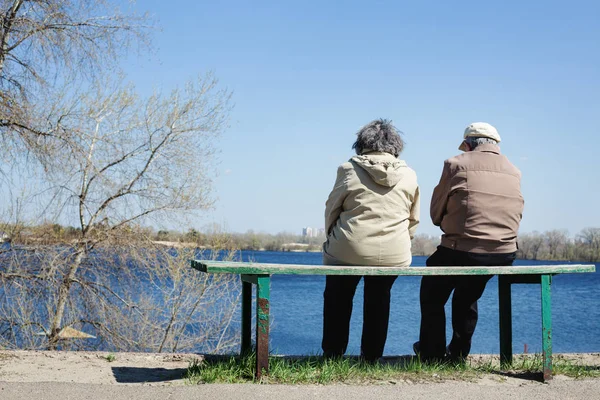 Linda pareja de ancianos descansando en el parque de primavera — Foto de Stock