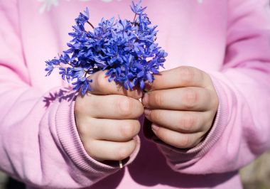 bir bahar çiçek holding çocuğun eller