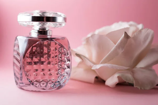 Tavaszi háttér luxus illatú parfüm. Beauty kozmetikai fre — Stock Fotó