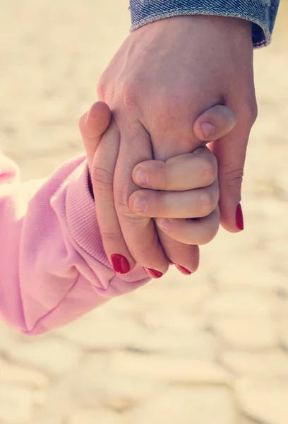 Dziecko trzyma jego rodzice za rękę — Zdjęcie stockowe