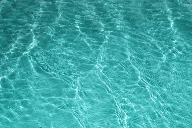 Yüzme havuzundaki su dalgalı su birikintisi