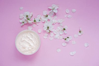 Petal ve doğal vücut kremi bir kavanoz