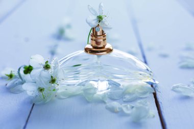 Çiçek şişe parfüm