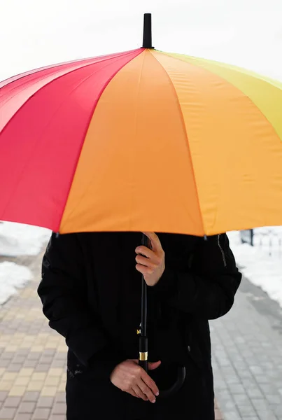 Fille sous le parapluie, fond de style ville, espace de copie — Photo