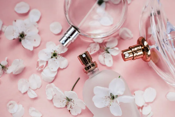 Frascos de perfume de fondo rosa. Perfumería, fragancia cosmética —  Fotos de Stock