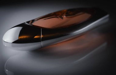 gri arka plan üzerinde parfüm şişe