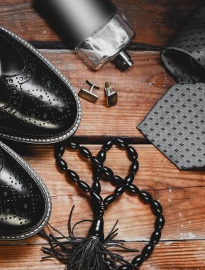 Ahşap arka plan üzerinde erkek aksesuarları