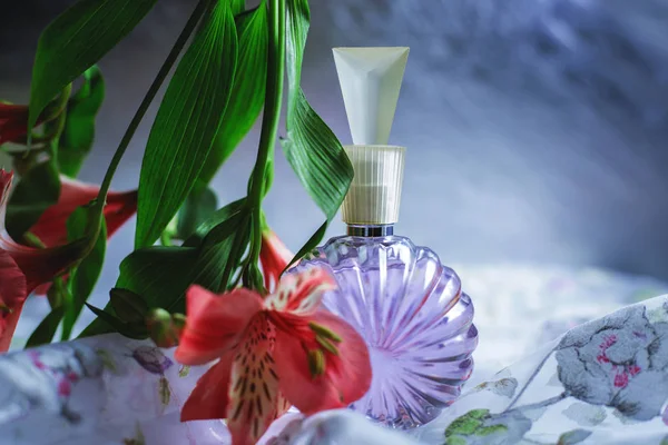 Weibliches Parfüm Mit Rosa Blüten Auf Hellem Hintergrund — Stockfoto