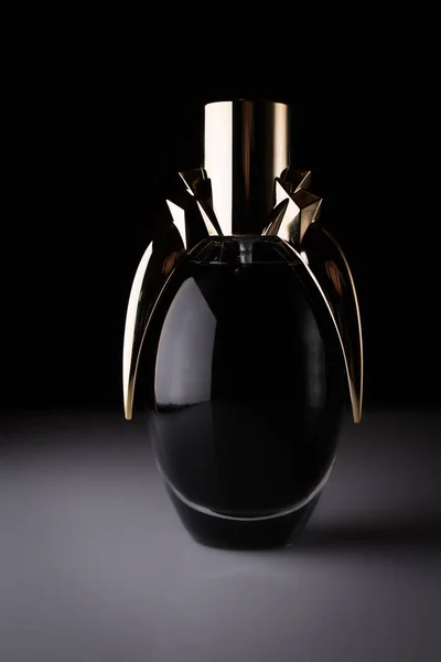 Czarny Flakonu Perfum Ciemnym Tle — Zdjęcie stockowe