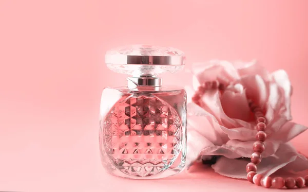 Kobiece Perfumy Różowych Pereł Kwiat — Zdjęcie stockowe