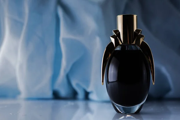 Női Parfüm Üveg Kék Háttérrel — Stock Fotó