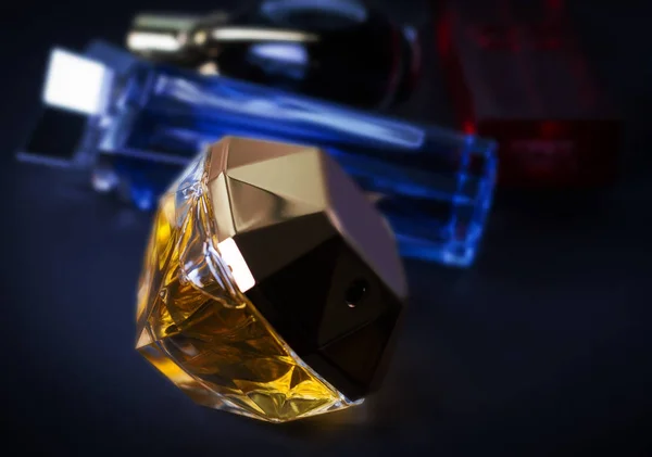 Diferite Sticle Parfum Fundal Negru — Fotografie, imagine de stoc