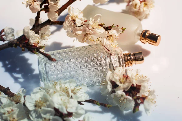 Två Flaskor Kvinnlig Parfym Med Blommande Blommor — Stockfoto