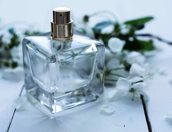 Parfum Met Witte Bloemen — Stockfoto