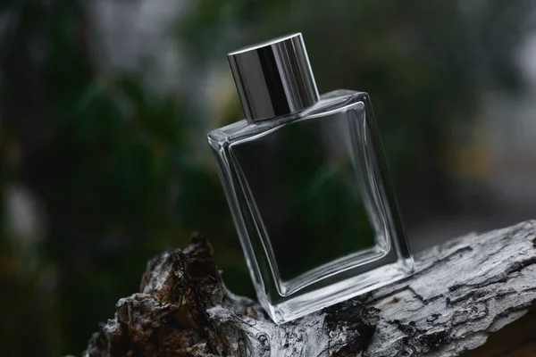Parfüm auf grünem Hintergrund — Stockfoto