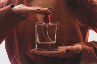 Kız parfüm tutuyor