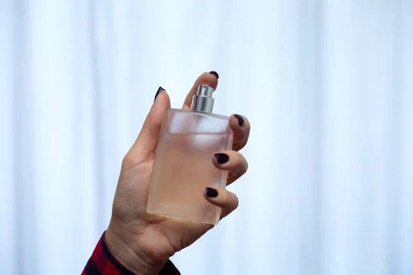 Jonge vrouw met fles parfum. — Stockfoto