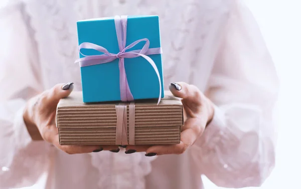 Handen met de doos van de gift — Stockfoto