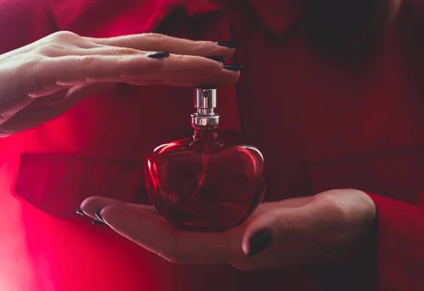 Kobiece perfumy — Zdjęcie stockowe