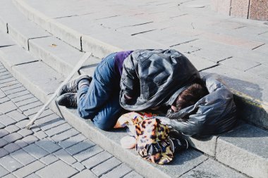 Kiev, Ukrayna, Kasım 2019. Evsiz bir adam sokakta uyur.