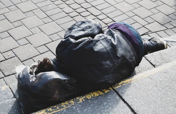ホームレスの男が路上で寝ていて — ストック写真