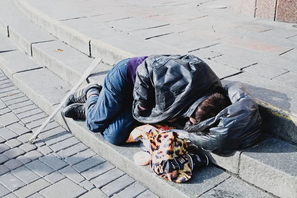 Kiev, Ucrania, noviembre de 2019. Un vagabundo duerme en el calor — Foto de Stock