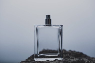 mavi gökyüzü arka plan üzerinde parfüm 