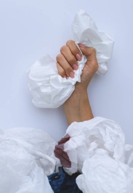 İnsanlar plastik çöplere batıyor.