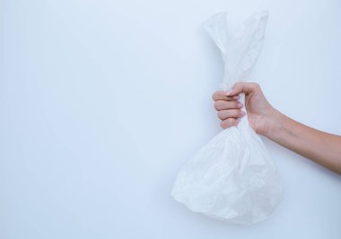 Kız buruşmuş plastik torba tutuyor.