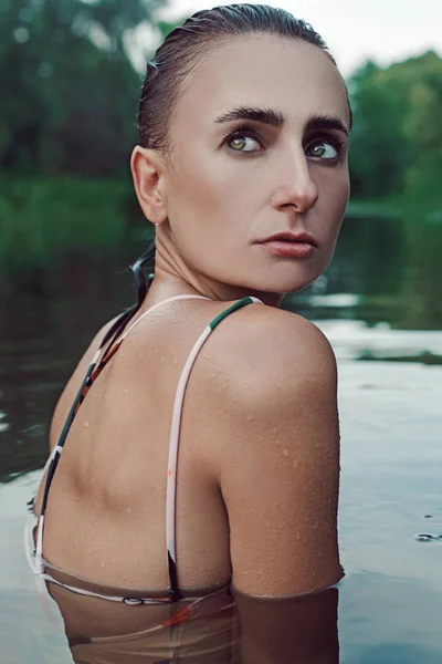 川で美しい少女 — ストック写真