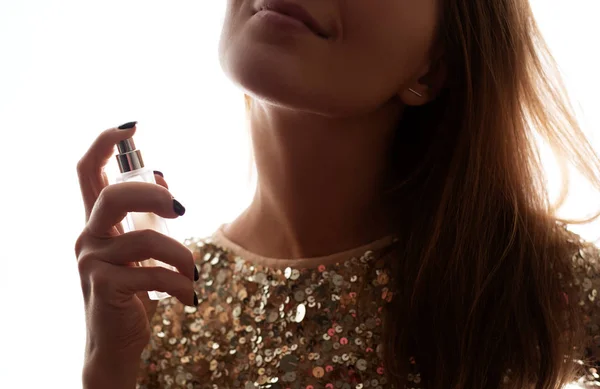 Girl uses a perfume — Stock Photo, Image